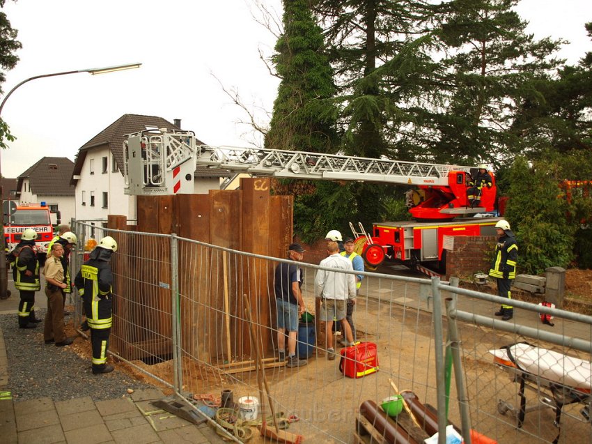 Hilfe Person in Baugrube gestuerzt Koeln Brueck Koenigsforststr P050.JPG